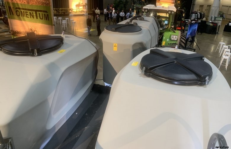 Fendt momentum tanks for seed and fertilizer